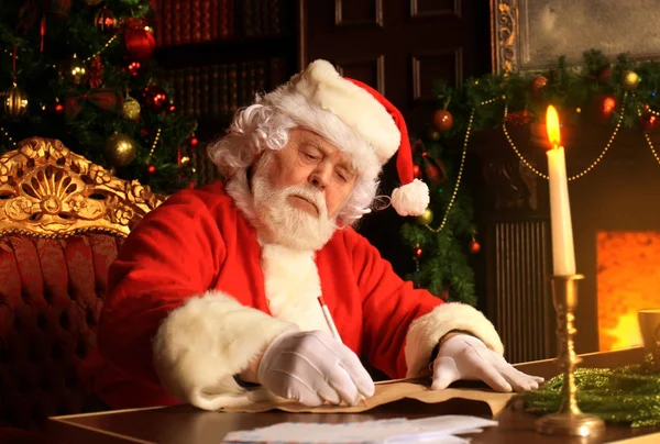 Retrato de Papai Noel respondendo cartas de Natal. — Fotografia de Stock