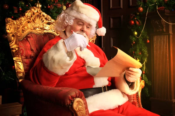 Retrato de Santa Claus respondiendo cartas de Navidad . — Foto de Stock