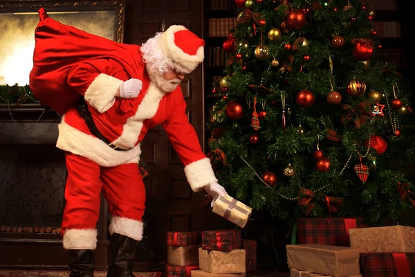 Papai Noel trazer o saco com presentes para o Natal . — Fotografia de Stock