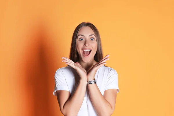 Jonge vrouw in casual kleding benieuwd en geïsoleerde schreeuwen over gele achtergrond. — Stockfoto