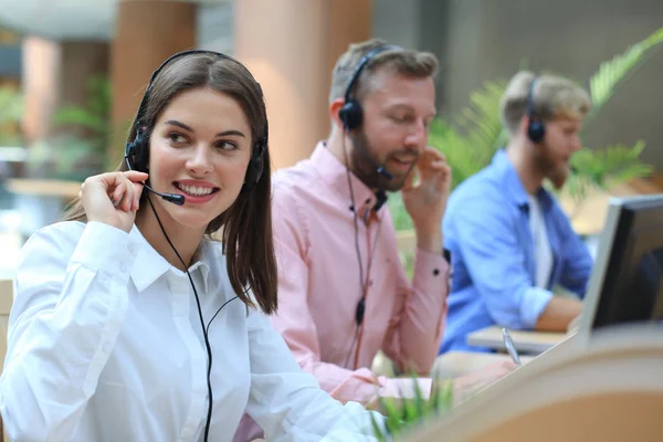 Jovens empresários e colegas atraentes e positivos em um escritório de call center. — Fotografia de Stock