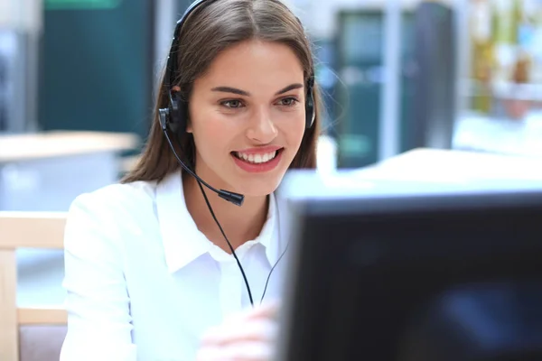 Operatore di assistenza clienti femminile con auricolare e sorriso. — Foto Stock