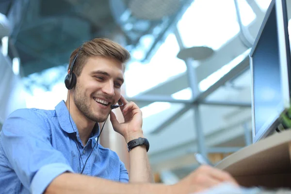 Sonriente amable guapo joven operador de centro de llamadas masculino. —  Fotos de Stock