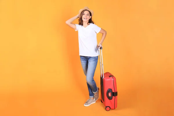 Jeune fille touristique en vêtements décontractés d'été, avec valise rouge, passeport, billets isolés sur fond beige . — Photo