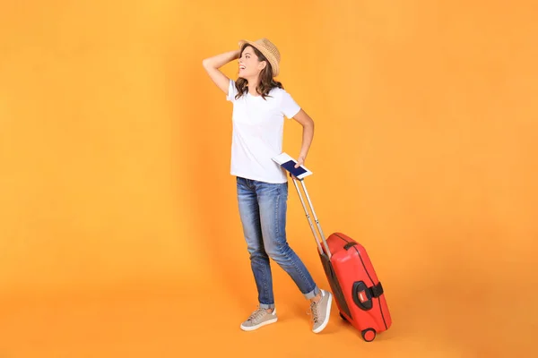 Kırmızı çanta, pasaport, Bilet bej renkli arka plan üzerinde izole yaz casual giysili genç turist kızı. — Stok fotoğraf