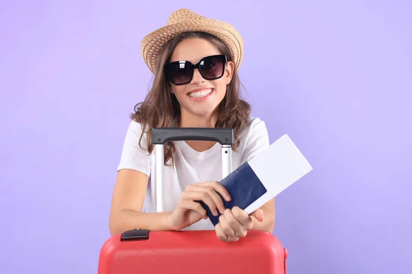 Giovane Ragazza Turistica Estate Abiti Casual Con Occhiali Sole Valigia — Foto Stock