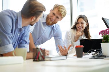 Ofiste, mimari ekibi planı süre seyir bir şey tartışırken kendine güvenen genç iş adamları.
