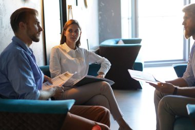 Genç meslektaşları süre harcamak zaman ofiste çalışan akıllı rahat kıyafet.