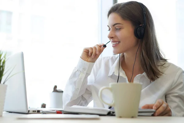 Femme opérateur de soutien à la clientèle avec casque et sourire. — Photo