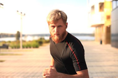 Fit atlet. Yakışıklı yetişkin adam açık havada günbatımı veya gündoğumu sağlıklı, kalmak için çalışıyor. Runner.