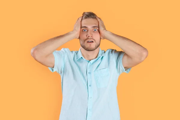 Joven sorprendido celebrando el éxito aislado sobre fondo amarillo . — Foto de Stock