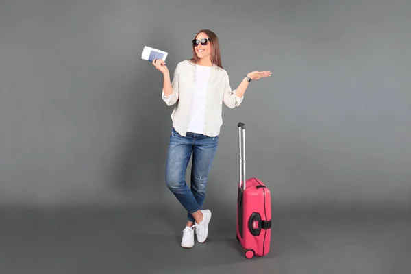 Joven Turista Ropa Casual Verano Con Gafas Sol Maleta Roja — Foto de Stock