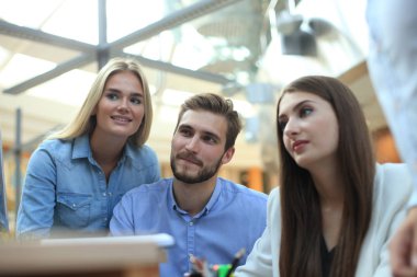 Ofis Masası oturma ve Pc vasıl birlikte bakarken bir şey tartışırken rahat kıyafet içinde gençlerin Grup.