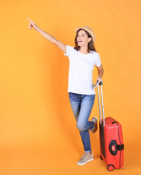 Joven turista en ropa casual de verano, con maleta roja, pasaporte, entradas aisladas sobre fondo beige . — Foto de Stock