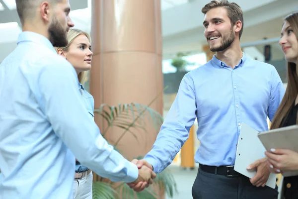 Empresários apertando as mãos, terminando uma reunião. — Fotografia de Stock