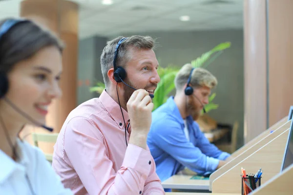 Jovens empresários e colegas atraentes e positivos em um escritório de call center. — Fotografia de Stock