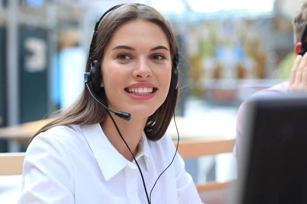 Vrouwelijke klantenservice operator met headset en glimlach. — Stockfoto