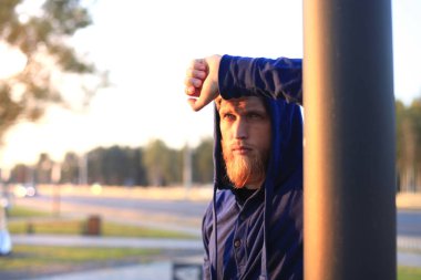 Parkta koşu gündoğumu veya günbatımı sonra dinlenme çalıştırdıktan sonra yakışıklı delikanlı.