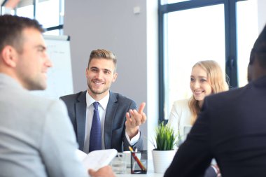 Birlikte masada otururken bir şey tartışırken iş adamları.
