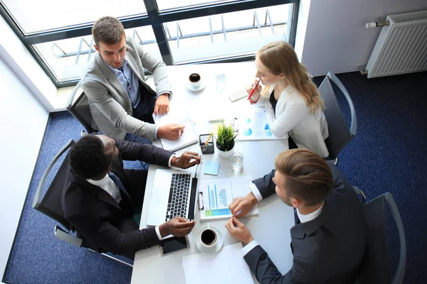 Vista dall'alto degli uomini d'affari che lavorano insieme mentre trascorrono del tempo in ufficio . — Foto Stock