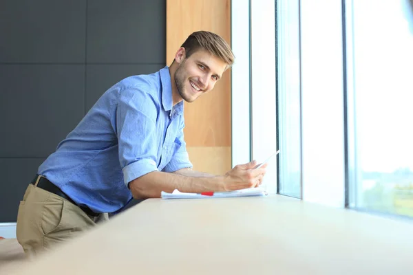 Portrait de jeune homme utilisant une tablette au bureau . — Photo