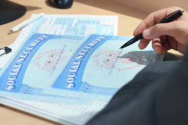 Kişi el ile sosyal güvenlik boş doldurma kalem portre.
