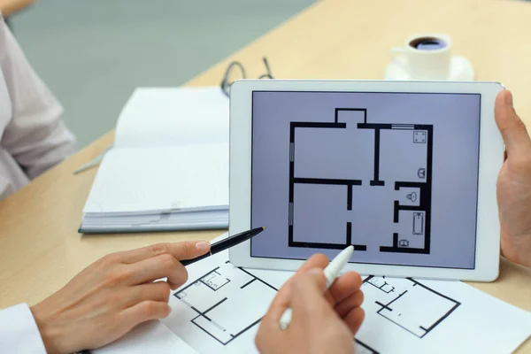 Агент по недвижимости показывает планы домов на электронном планшете . — стоковое фото