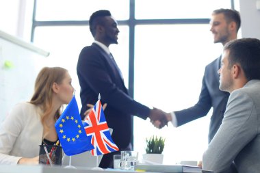 Avrupa Birliği ve Birleşik Krallık liderleri anlaşma konusunda el sıkışıyorlar. Brexit.