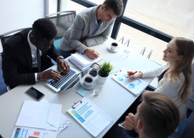 Ofiste vakit süre birlikte çalışan iş adamları üstten görünüm.