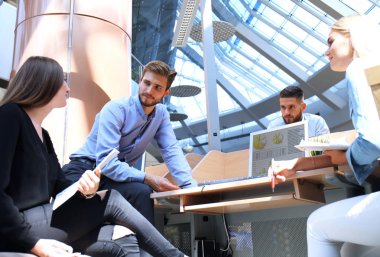 Ofis Masası oturma ve Pc vasıl birlikte bakarken bir şey tartışırken rahat kıyafet içinde gençlerin Grup.