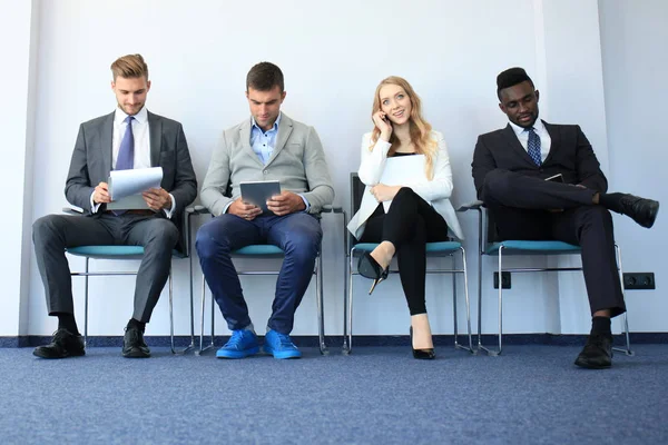 Persone stressanti in attesa del colloquio di lavoro . — Foto Stock