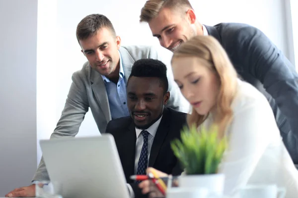 Gente de negocios discutiendo algo mientras están sentados juntos en la mesa . —  Fotos de Stock