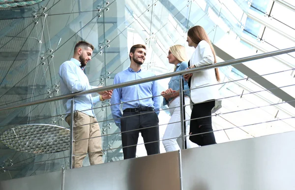 Onderaanzicht. Moderne mensen in casual dragen met een brainstorm vergadering terwijl je in het creatieve kantoor. — Stockfoto