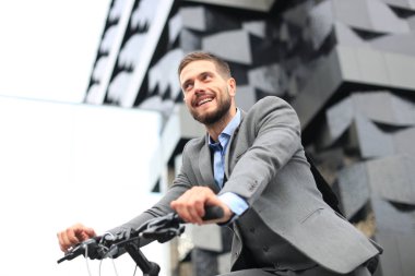 Yakışıklı genç işadamı binicilik bisiklet açık havada şehirde.