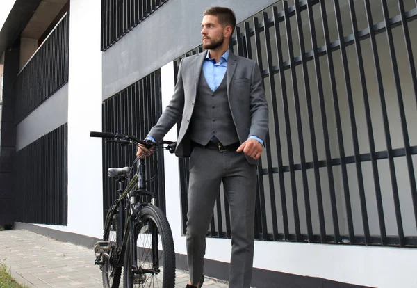 Αυτοπεποίθηση νεαρός επιχειρηματίας που στέκεται με ποδήλατο στο δρόμο στην πόλη. — Φωτογραφία Αρχείου