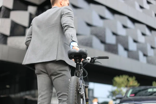 仕事の後 通りで自転車を歩くビジネスマン — ストック写真