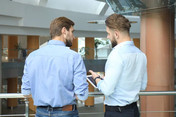 Νέοι σύγχρονοι άνθρωποι στο smart casual φορούν έχοντας μια συνάντηση brainstorm ενώ στέκεται στο δημιουργικό γραφείο. — Φωτογραφία Αρχείου
