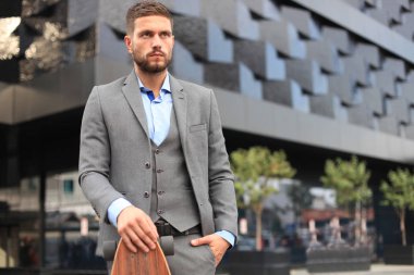 Sokakta yürürken kendine güvenen genç iş adamı Longboard kullanarak.