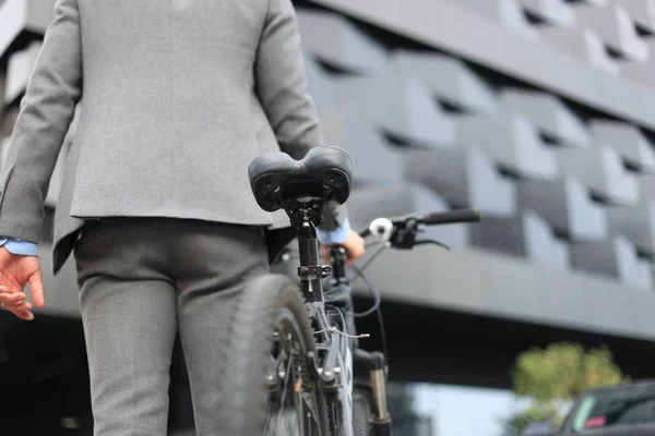 仕事の後、通りで自転車を歩くビジネスマン. — ストック写真