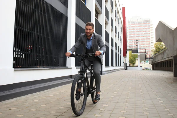 市内で屋外のハンサムな青年実業家乗馬自転車. — ストック写真