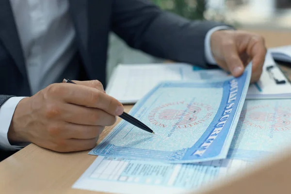 Close-up van persoon hand met pen vullen lege sociale zekerheid. — Stockfoto