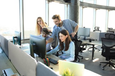 Genç meslektaşları süre harcamak zaman ofiste çalışan akıllı rahat kıyafet.