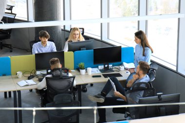 Genç modern iş arkadaşları birlikte ofiste vakit süre çalışan akıllı rahat kıyafet üstten görünüm.