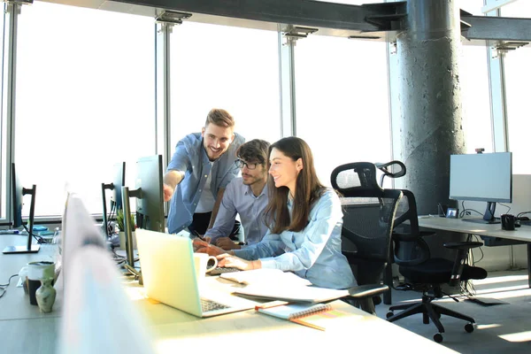 Unga kolleger i smart fritidskläder arbetar medan spendera tid på kontoret. — Stockfoto