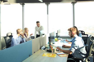 Birlikte yaratıcı ofiste vakit süre çalışan genç modern iş arkadaşları smart casual giyim.