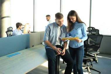 Gülümseyen ve dijital tablet vasıl birlikte çalışırken seyir rahat mutlu gençlerin iki giyim.