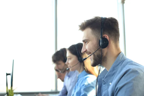 Attraente positivo giovani imprenditori e colleghi in un ufficio call center. — Foto Stock