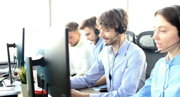 Atractivos jóvenes empresarios y colegas positivos en una oficina de call center. —  Fotos de Stock