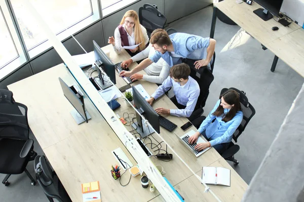 Верхний вид бизнес-команды мозговой штурм во время сидя за столом офиса вместе . — стоковое фото