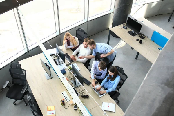 Vista dall'alto del brainstorming del team di business seduti al tavolo dell'ufficio insieme . — Foto Stock